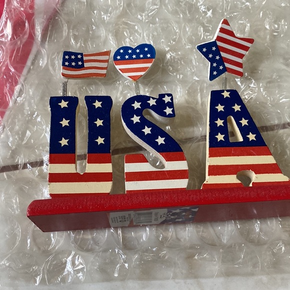 NWT and NWOT Set of American Flag and Patriotic Mantel Decor - Picture 3 of 3